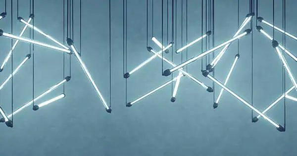 Leuchstoffr&ouml;hren, die von der Decken h&auml;ngen